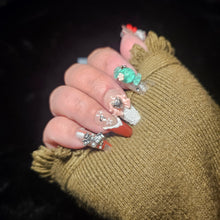 Cargar imagen en el visor de la galería, Elegant press-on nails featuring Hello Kitty design and 3D bows
