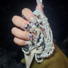 Cargar imagen en el visor de la galería, Handmade Hello Kitty nail set with jeweled accents
